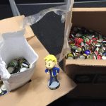 ¿Cuántos euros son 2.240 chapas? Un tipo se las envió a Bethesda por si sonaba la flauta y que le regalasen Fallout 4
