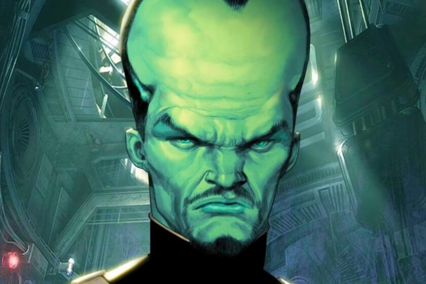 Por algún motivo, el UCM descartó el maquillaje valentísimo para El Líder con un diseño que era calcado al de los cómics