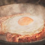 Cómo conseguir cupones de menú a tu gracia en Monster Hunter Wilds para la cantina del Gran Centro