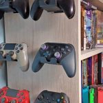 Los mandos que no uso estaban olvidados en un cajón. Los colgué de un mueble y ahora son un brillante rememoración de mis partidas