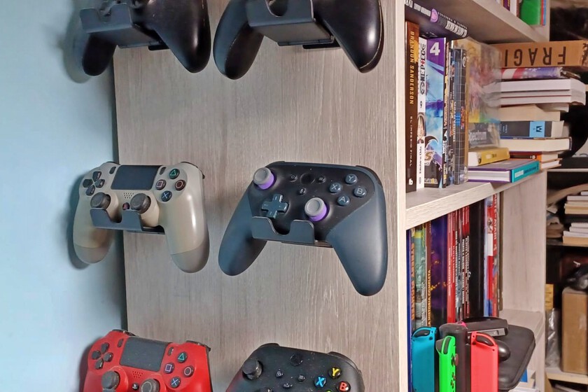 Los mandos que no uso estaban olvidados en un cajón. Los colgué de un mueble y ahora son un brillante rememoración de mis partidas