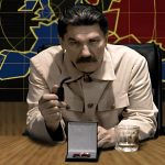 un iluminado pensó que la mejor publicidad para Command & Conquer era un cartel empachado de dictadores