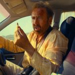 «Podría activo muerto». A Nicolas Cage se le resiste el surf por mucho que lo intente, pero su nueva película está gustando